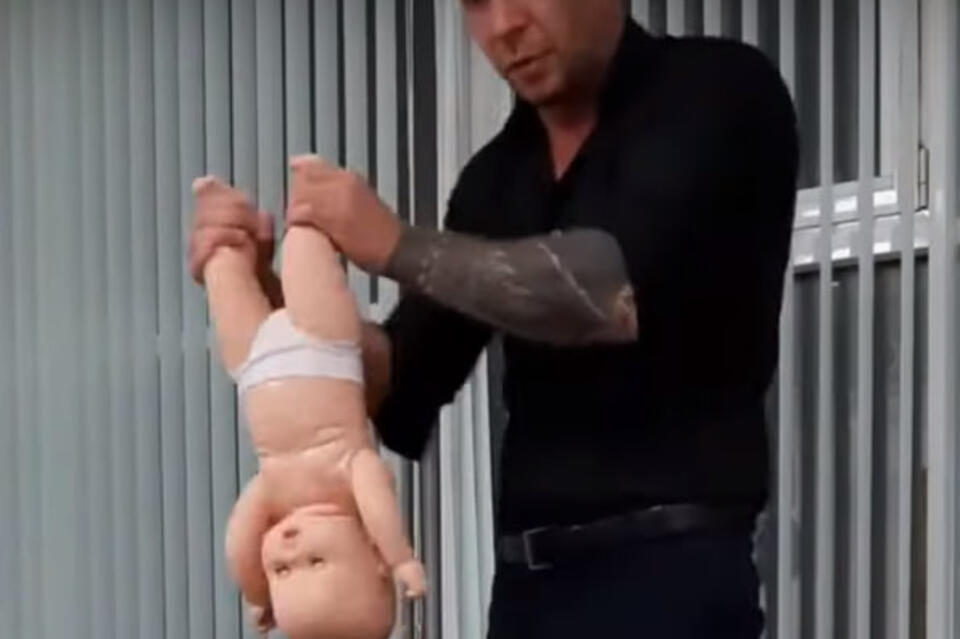 Трясёт не только куклы, но и детей: «Костоправ» прокомментировал скандальное видео