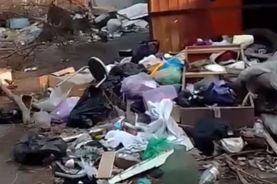 Один из дворов Читы утопает в мусоре