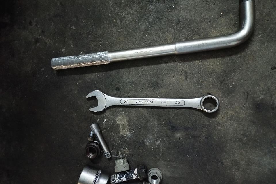 Мужчина забил собаку гаечным ключом на глазах у детей в Краснокаменске (18+)