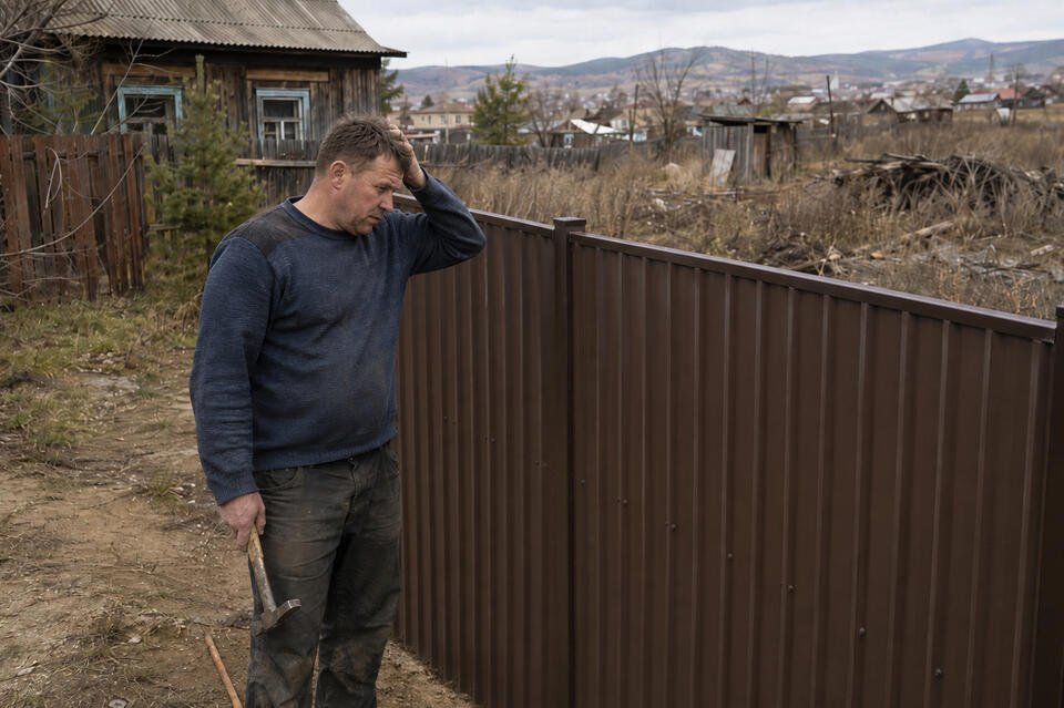 В Шерловой Горе мужчину заставляют снести забор, который он поставил там, где годами было запустение