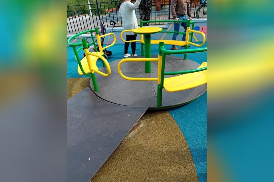 Ещё одному ребёнку зажало ногу на карусели в парке «Коллективный труд»