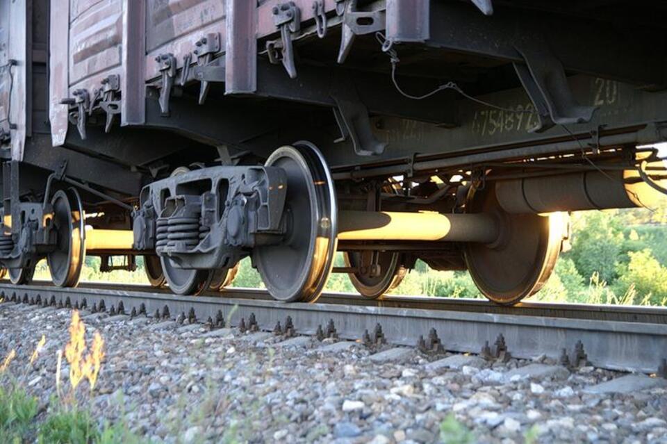 Более 30 вагонов грузовых поездов сошли с рельсов в Забайкалье