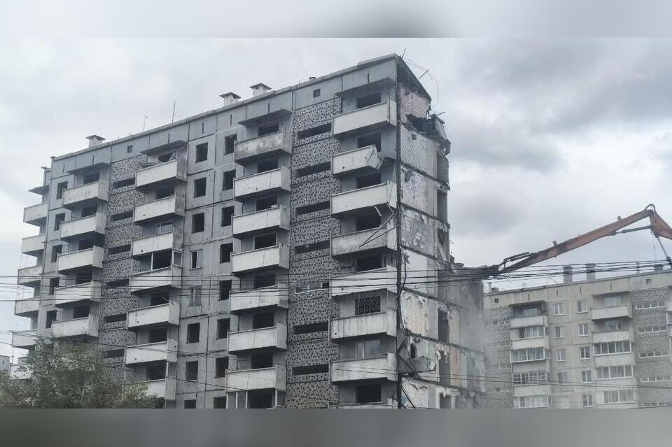 В Северном начали сносить легендарный «Пизанский» дом спустя 6 лет после признания аварийным