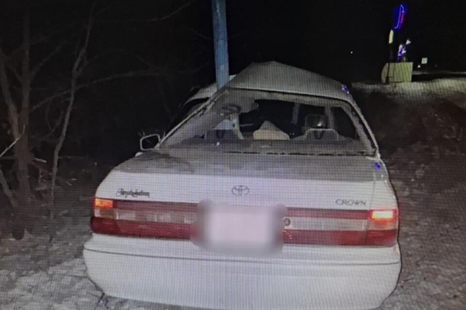 Молодой водитель не справился с управлением и врезался в препятствие