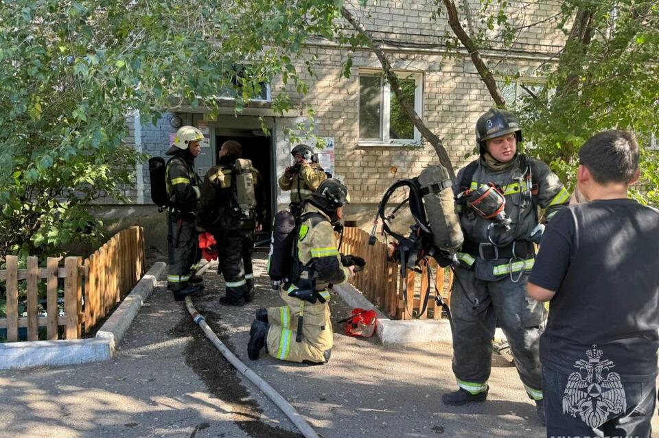 Есть пострадавший, а жильцов эвакуируют: пожар произошёл в центре Читы