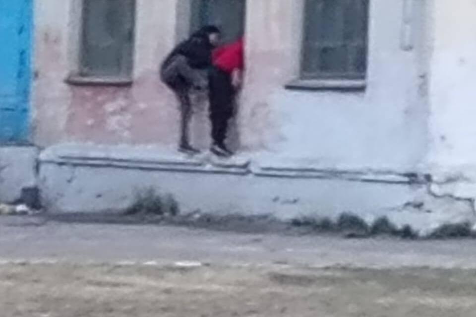 Дети дразнят китайцев, ремонтирующих школу №52