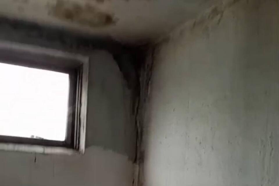 Крыша протекает у дома в селе Маккавеево — люди остались без электричества