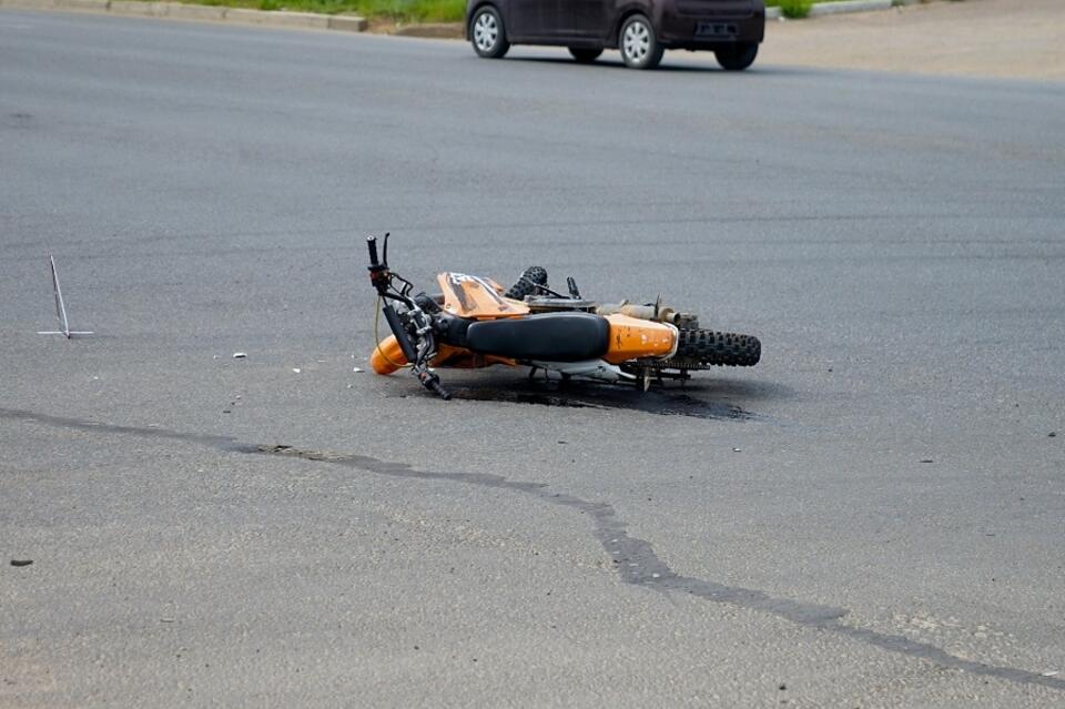 Мотоциклиста сбили на улице Новобульварная