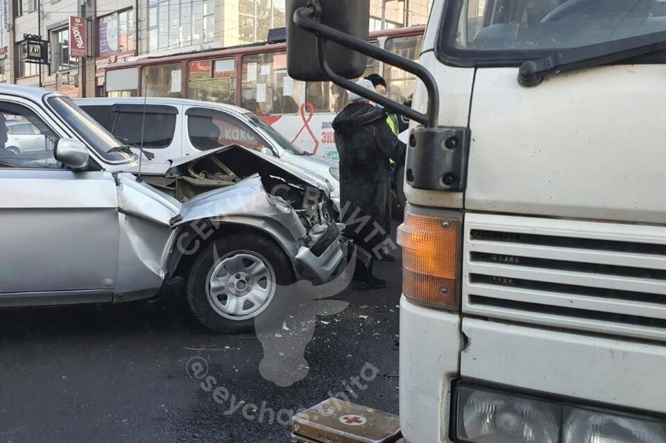 Волга и Mazda столкнулись на перекрёстке в центре Читы