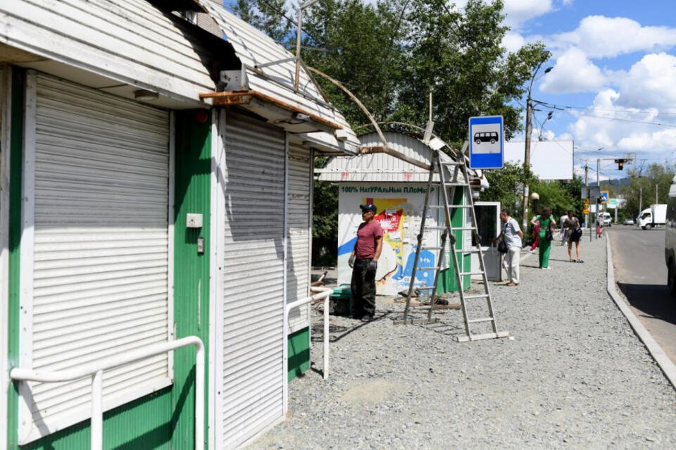 Торговые павильоны на остановках тормозят ремонт дороги в Чите