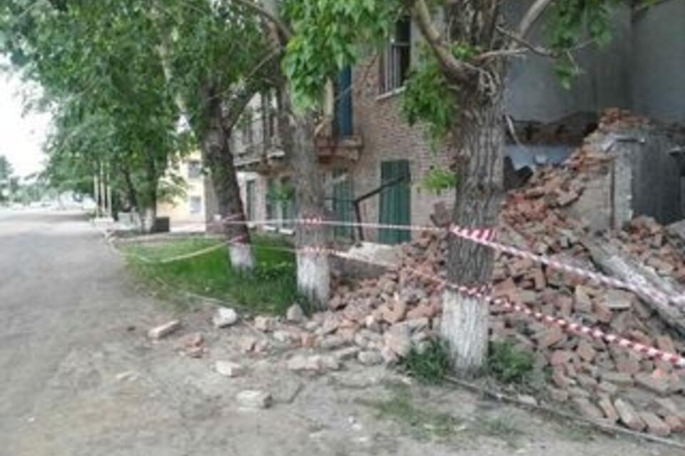 Аварийный дом разрушился в поселке Забайкальск
