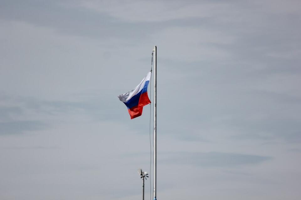 Государственные флаги и гербы России закупят для школ региона