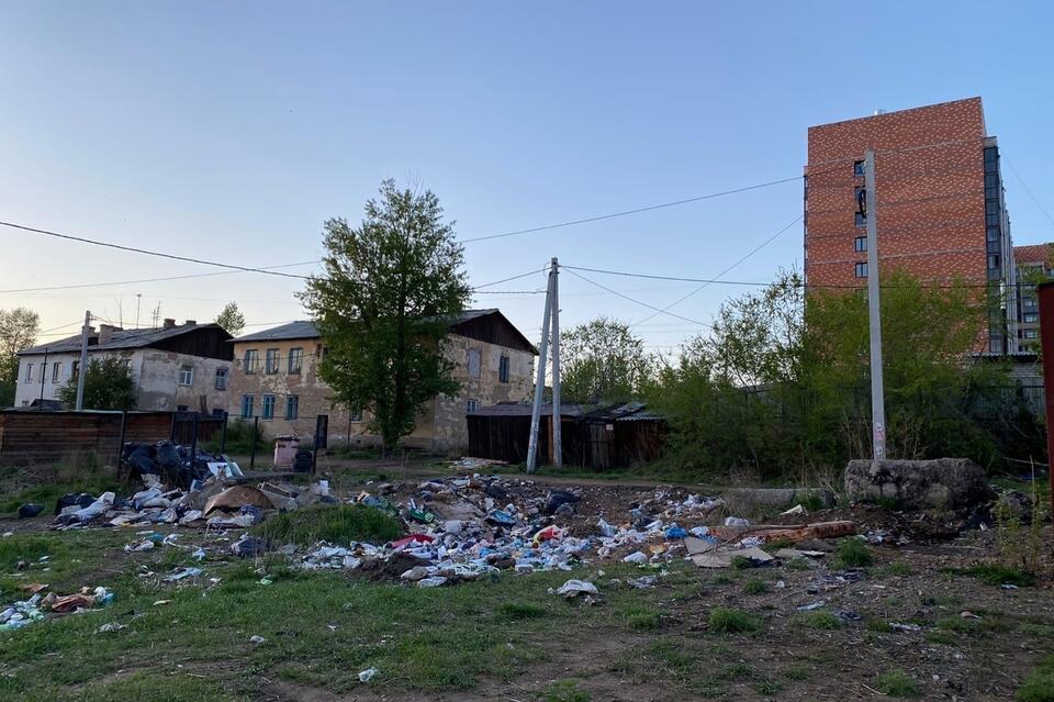 Семь улиц в Забайкальске оказались завалены мусором