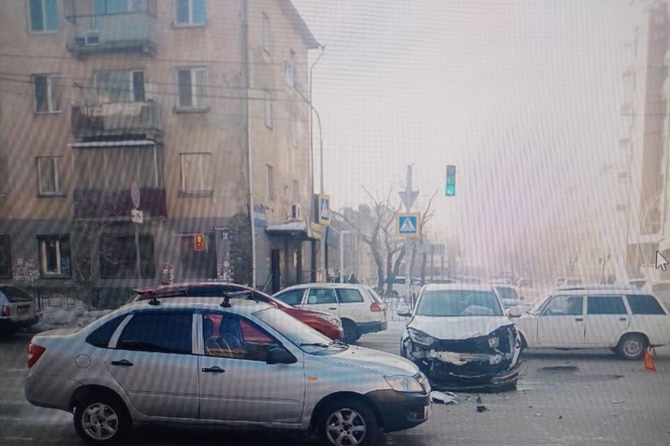 Две иномарки столкнулись на перекрёстке