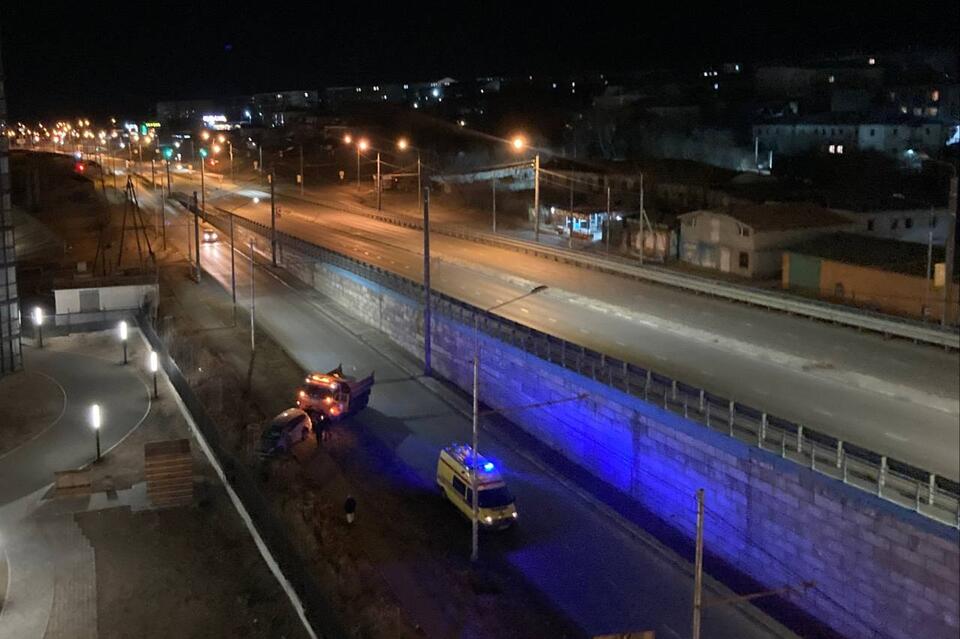 Иномарка влетела в забор на Каштакском мосту