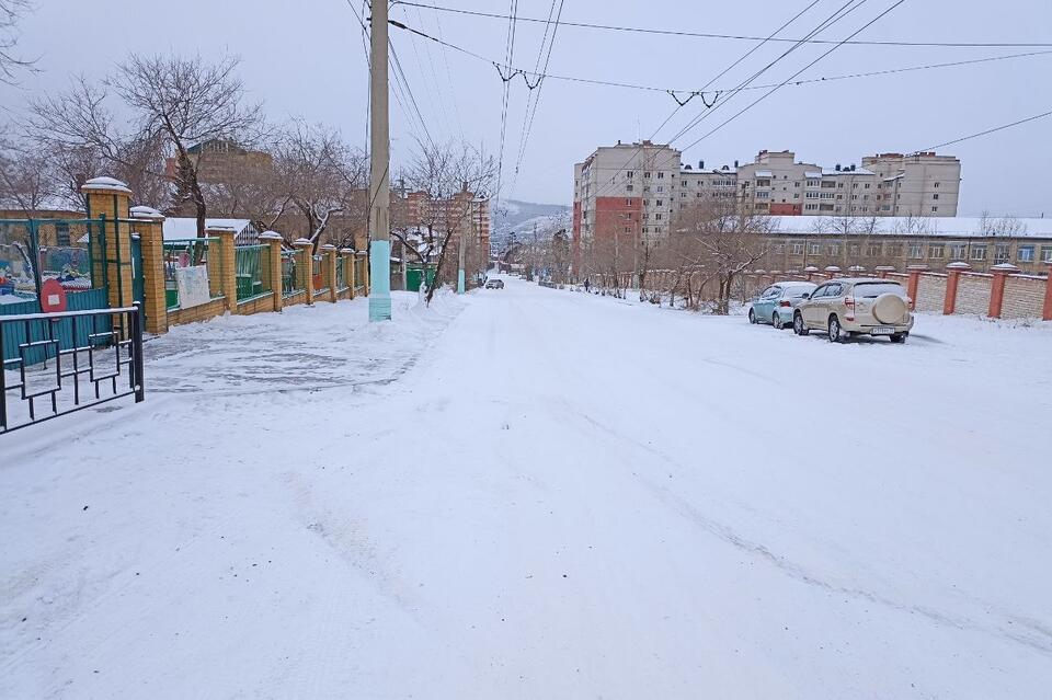Улица Белорусская в Чите завалена снегом