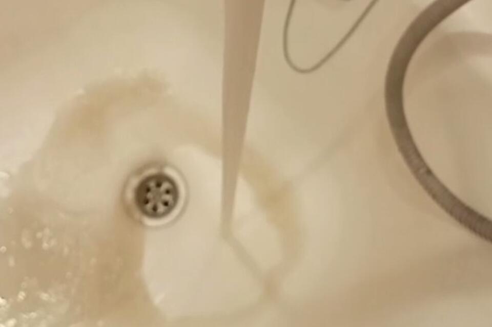 У жителей улицы Журавлева второй день из кранов идет грязная вода