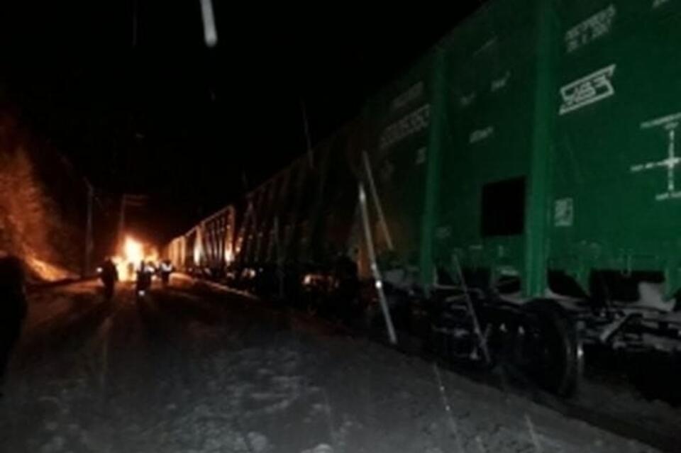 14 вагонов грузового поезда сошли с путей на станции в Забайкалье