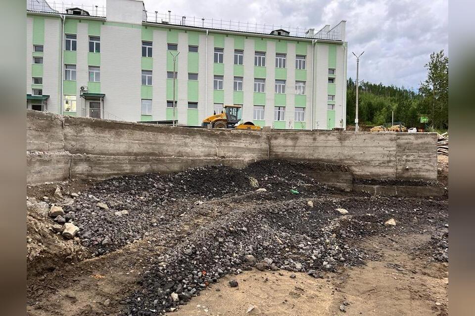 Местные жители: территорию строящейся школы в Баляге засыпают радиоактивным шлаком