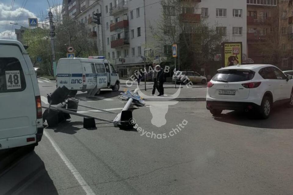 Светофор упал на перекрёстке в центре Читы