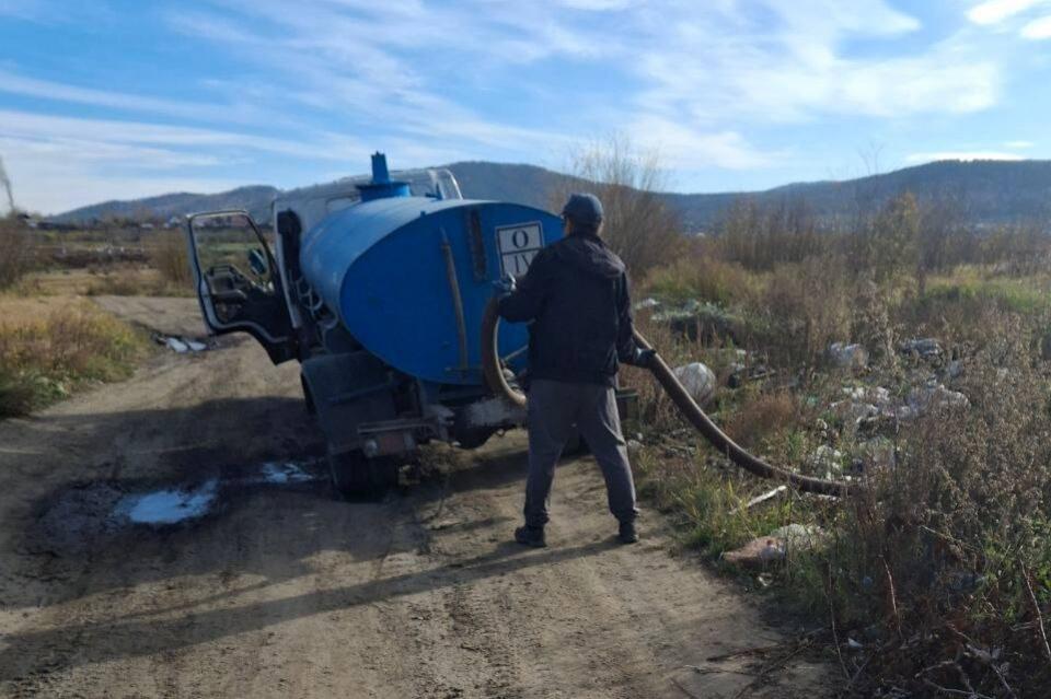 Бдительные жители Антипихи заметили мужчину, сливающего отходы в неположенном месте