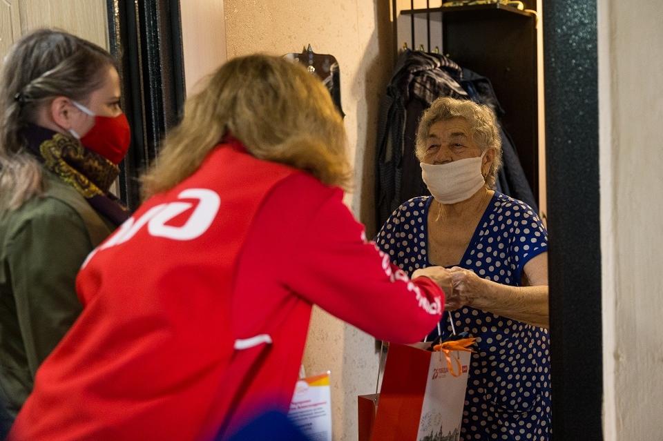 Более 40 пенсионеров на самоизоляции получили помощь волонтеров ЗабЖД