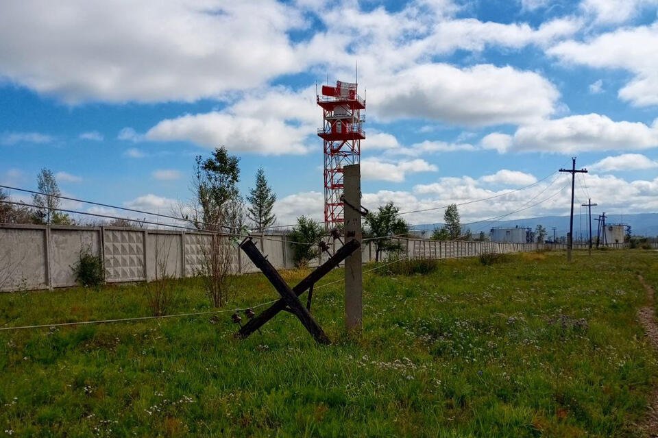 Оголённые провода заметили в посёлке Аэропорт