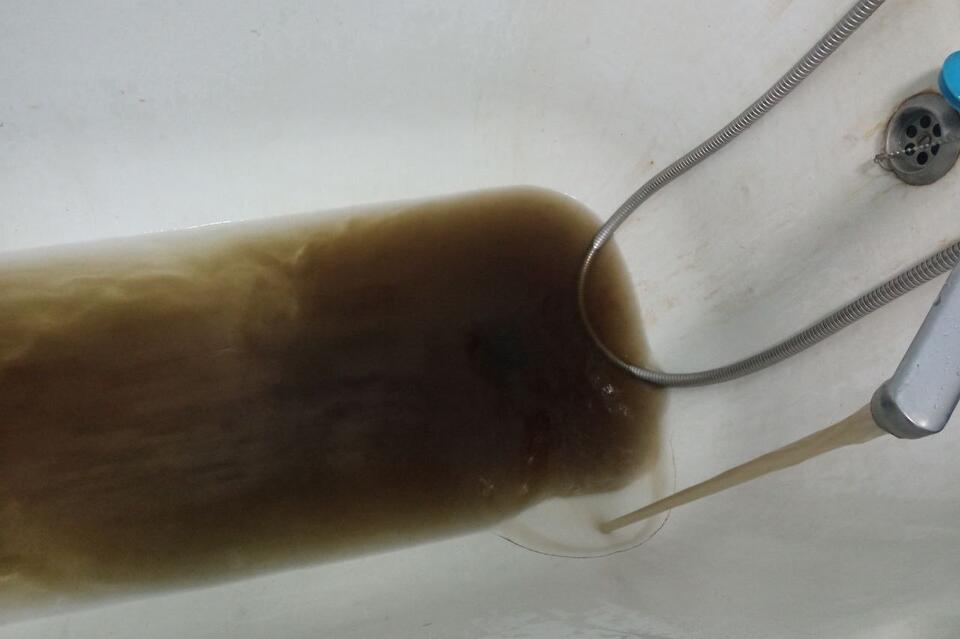 На КСК около месяца бежит грязная вода