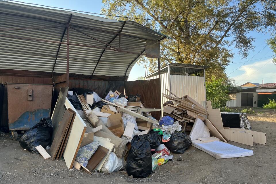 Жители Острова жалуются на невыносимую вонь от мусорной площадки