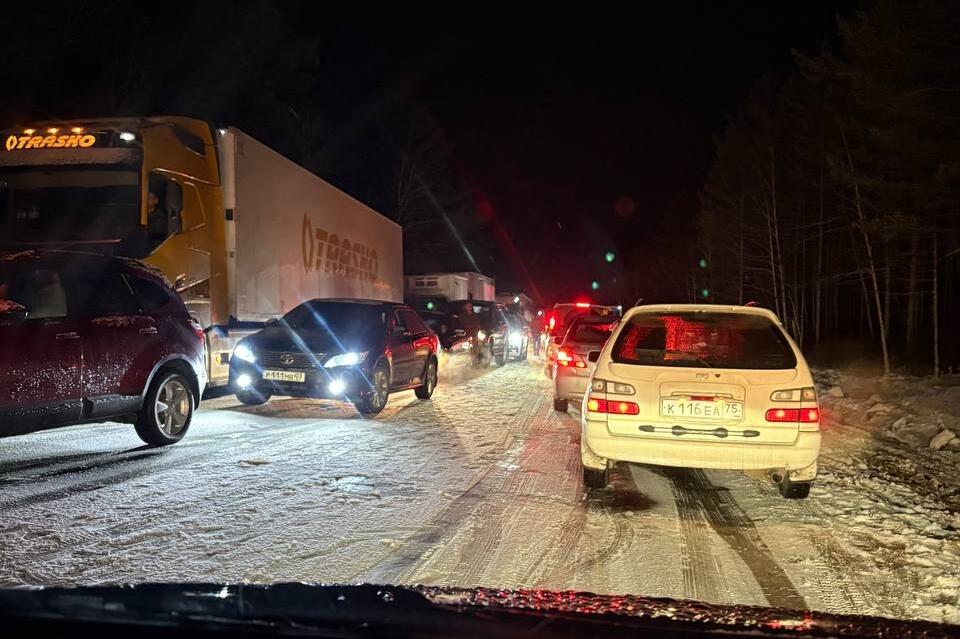 Снег парализовал движение на федеральной трассе