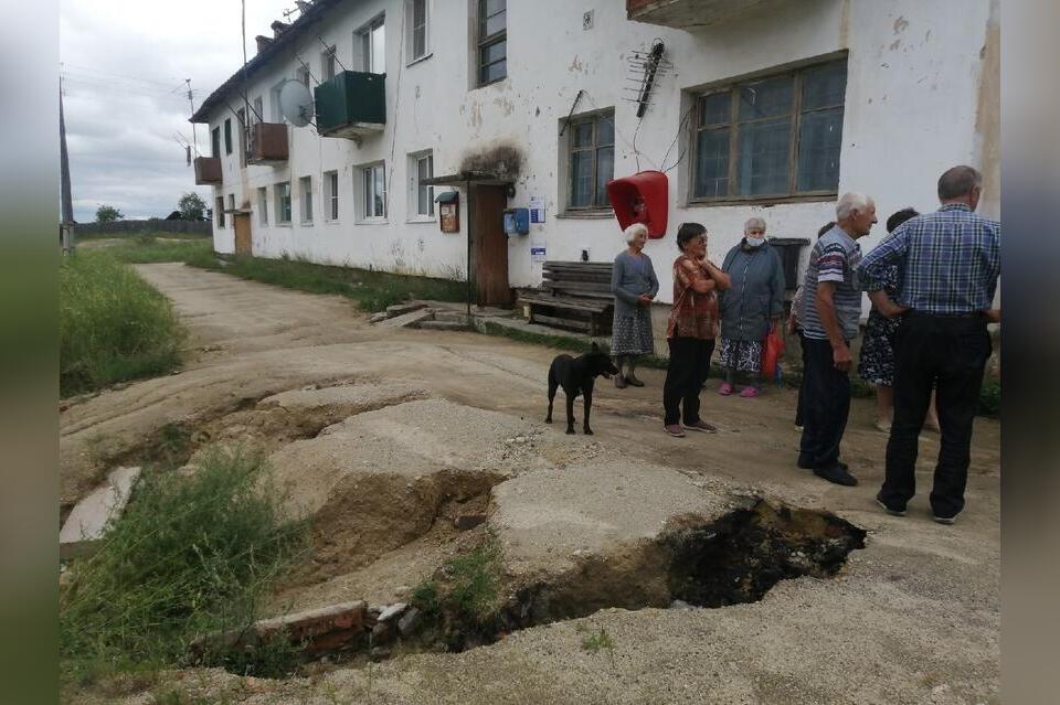 Овраги приближаются к фундаменту жилых домов в поселке Лесная