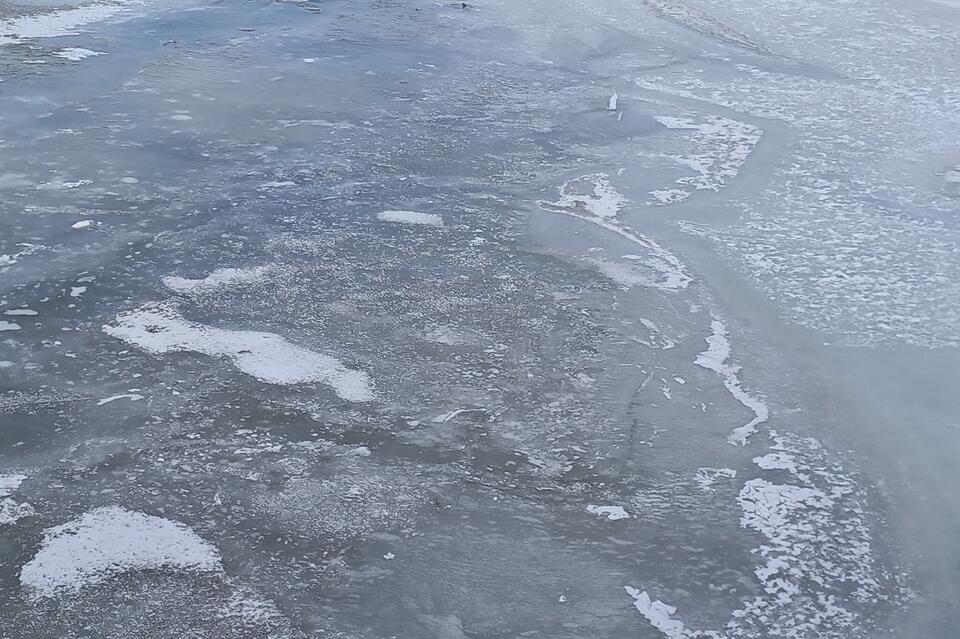 Дети вышли на неокрепший лед озера Кенон — спасатели предотвратили трагедию