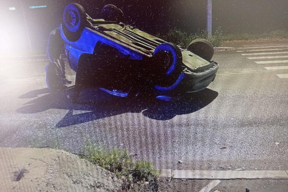 Пассажирка пострадала в перевернувшейся машине