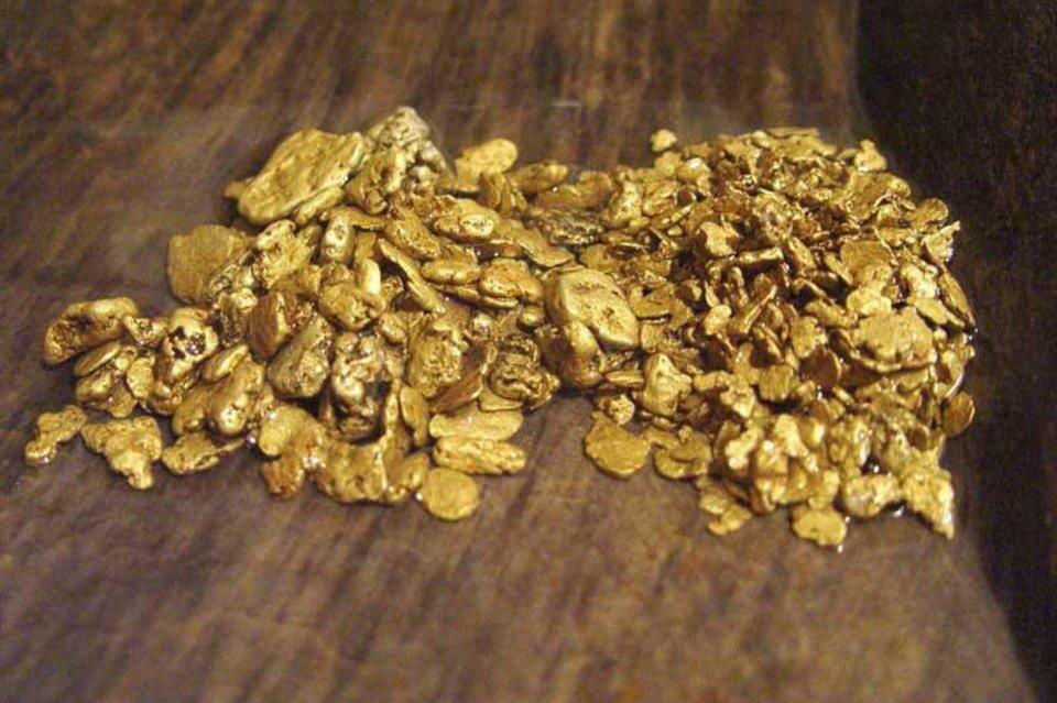 В дачном поселке найден пакет со слитками золота и золотым песком