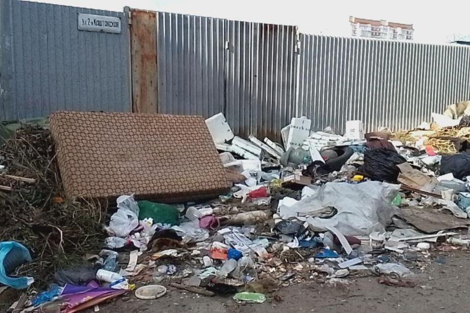 Читинцы жалуются на мусор, скопившийся под окнами