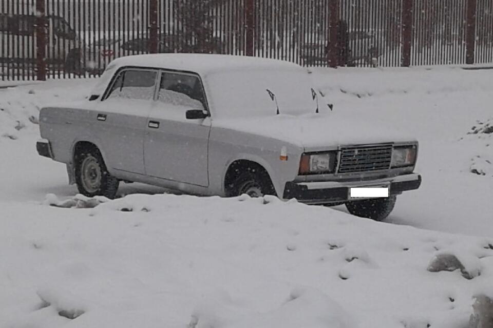 Трое забайкальцев угнали автомобиль и украли оттуда зимние шапки