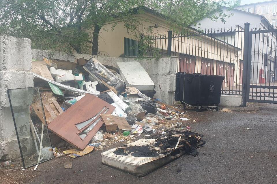 Свалка крупногабаритного мусора разрастается в центре Читы