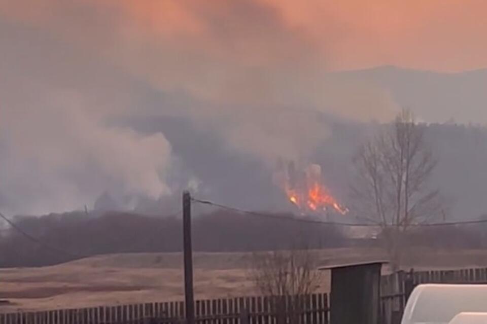 «Забайкалье в огне»: пожар бушевал рядом с домами в селе Верх-Усугли