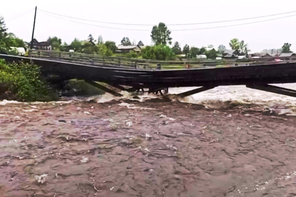 «Наводнение-2022»: Мост согнуло в Могоче напором воды