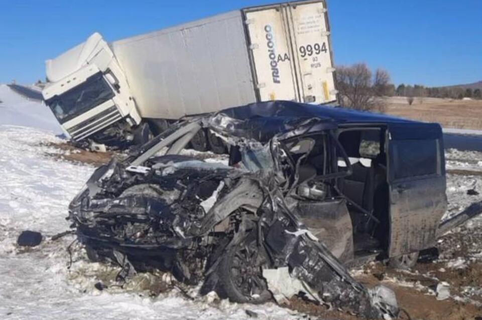 Водитель минивэна погиб после столкновения с фурой в Забайкалье