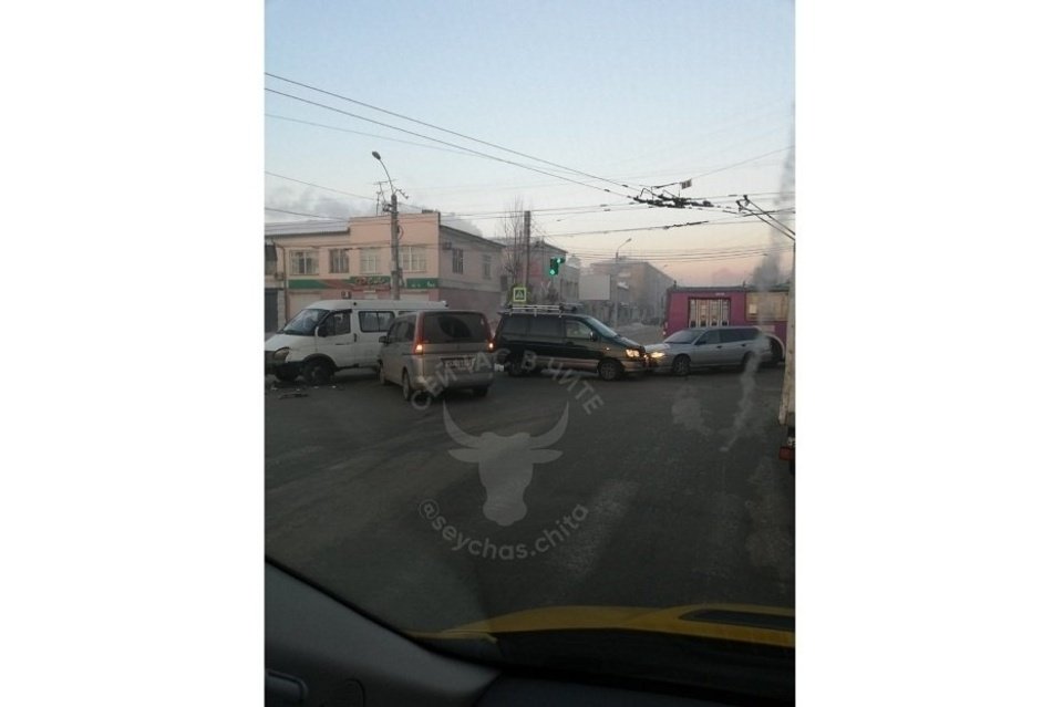 ДТП с участием четырёх машин произошло на перекрёстке в центре Читы