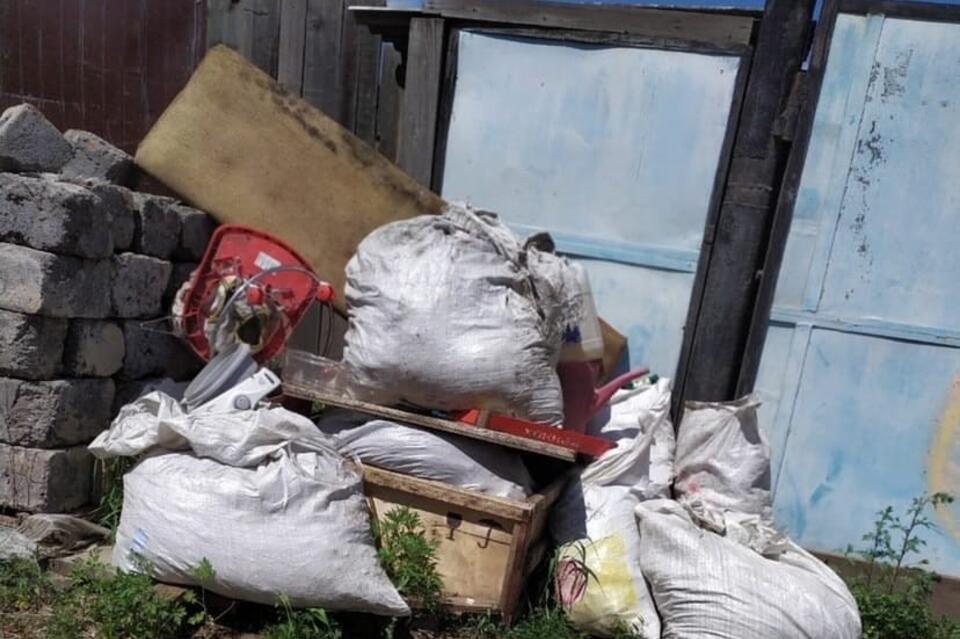 На Школе 17 почти месяц не вывозят мусор из-за погоды и поломки техники