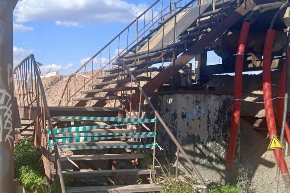 Проход по аварийному мосту на Аянской запрещен