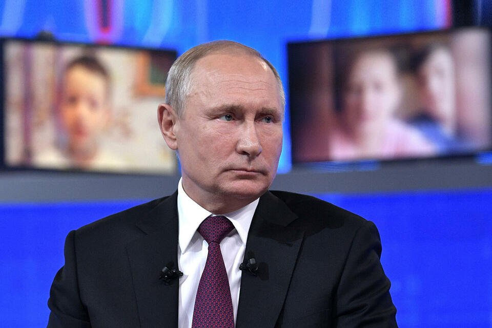 Владимир Путин потребовал привести российские дороги в порядок