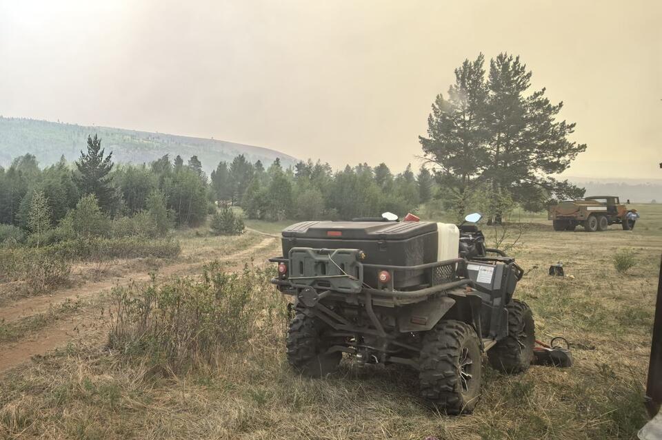 Лесопожарная группировка работает на пожаре возле Зыково