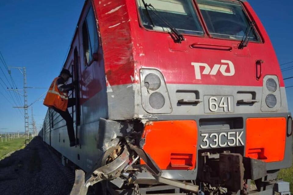 Поезд врезался в грузовик на станции Безречная