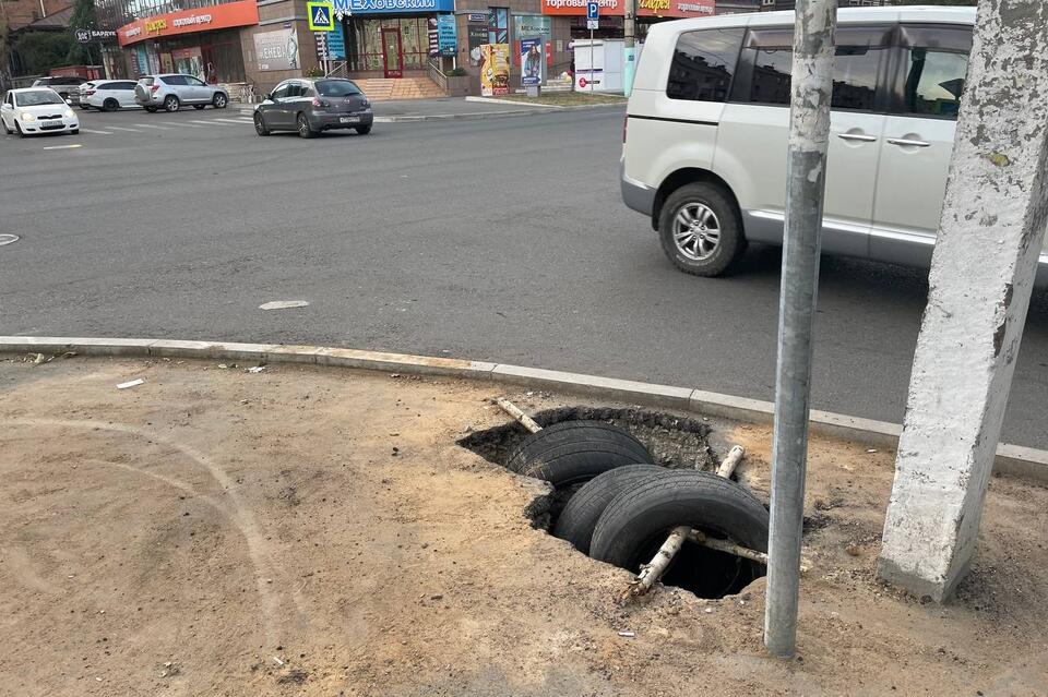 Яму с колёсами заметили читинцы на перекрёстке в центре города