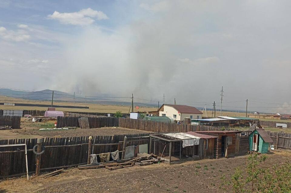 Пожар бушует в районе села Верх-Чита