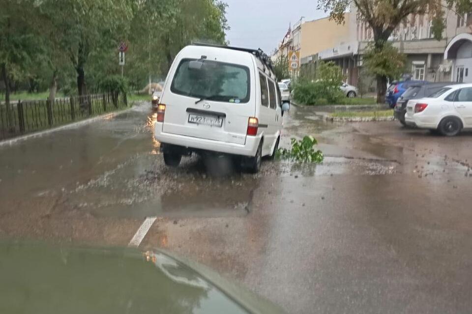 Автомобиль провалился колёсом в яму в центре Читы