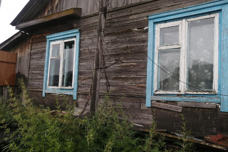 Гниющий жилой дом в Беклемишево регулярно затапливается